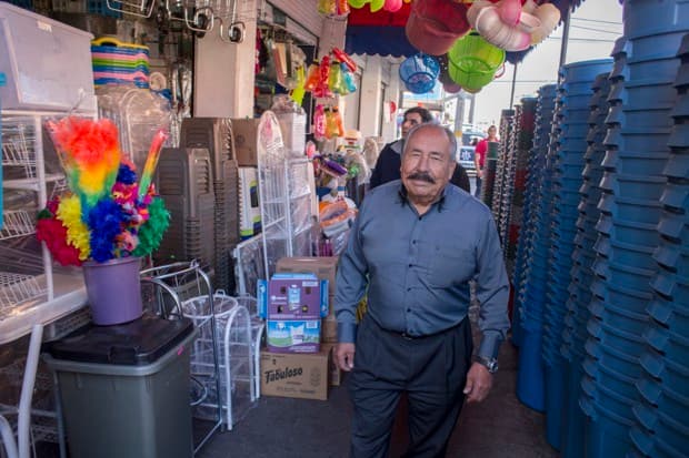 Cuando Luis Echeverría se convirtió en el primer presidente en visitar la ciudad, Vargas recuerda haber agarrado la mano del mandatario y negado a soltarla hasta que hubiera escuchado su explicación de los muchos problemas que aquejaban al suburbio.
