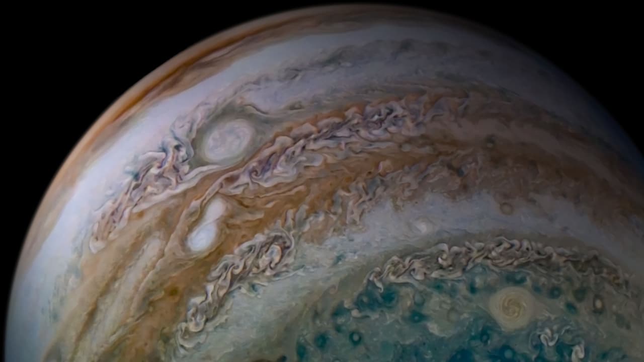 Juno fue lanzado por la NASA en 2011 y comenzó a orbitar Júpiter en julio de 2016. Es la octava nave espacial en visitar Júpiter y la primera en sondear debajo de la espesa cubierta de gas del planeta gigante. Luchó contra las temperaturas extremas de Júpiter y la radiación peligrosa para inspeccionar sus polos norte y sur, avanzando a pesar de la falta de luz solar en sus paneles solares.
<br>