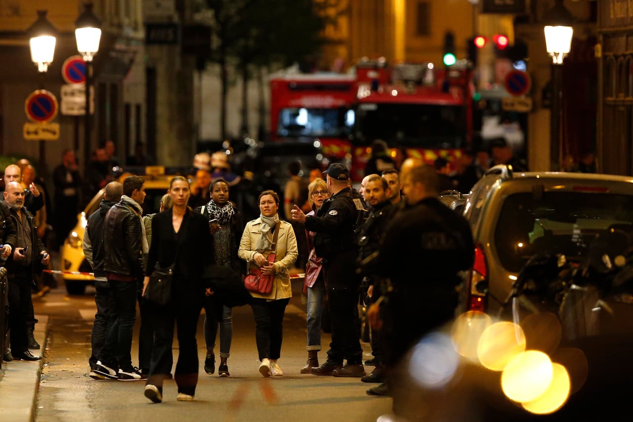 Un oficial de policía ayuda a los residentes del área a evacuar tras el acuchillamiento en el centro de la capital francesa este sábado en la noche.