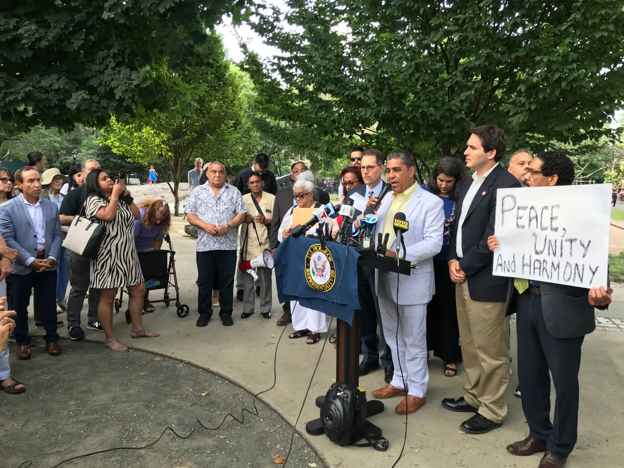"Estoy consternado por los cobardes actos de violencia que ocurrieron este fin de semana, y estoy destrozado por las vidas que estas tragedias tomaron sin sentido. Mi corazón se rompe por las familias de las víctimas y por todos los que perdieron a sus seres queridos", dijo el representante Adriano Espaillat.