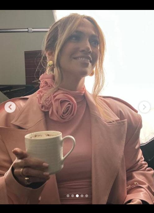 El vestido, de corte midi,
<b>tiene un valor de 1,695 dólares</b>, de acuerdo con el Daily Mail, y es creación de Magda Butrym.
<br>