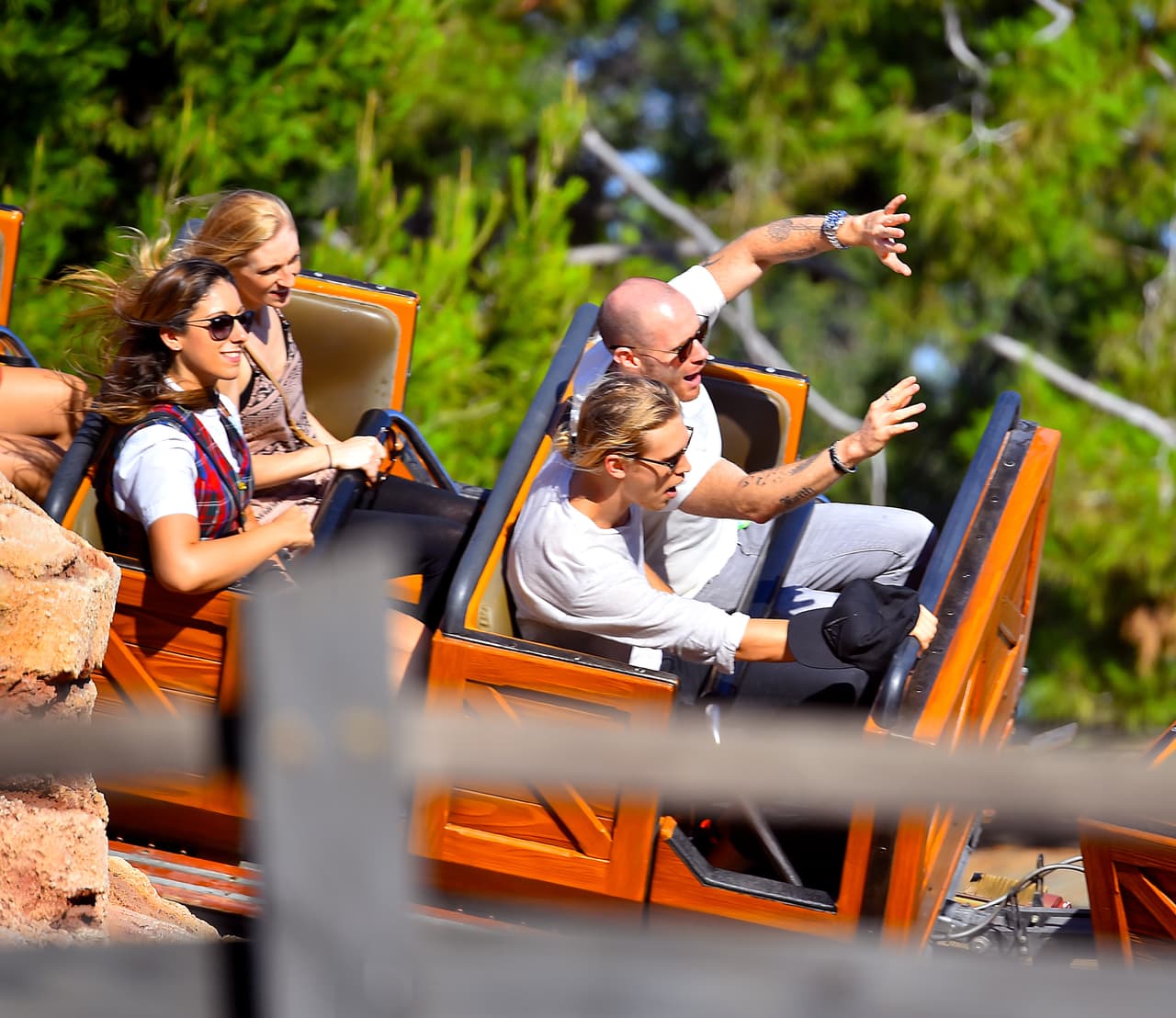Los chicos se subieron a todas las montañas rusas que encontraron.