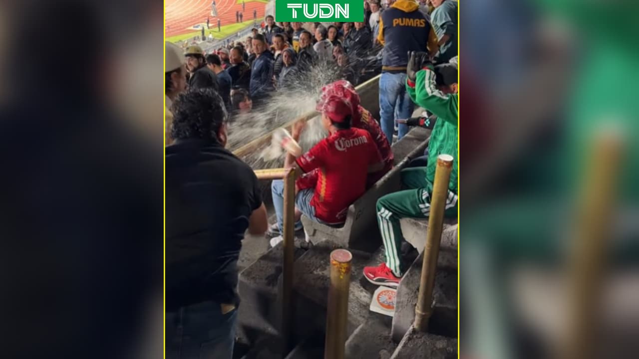 ¡Se pasaron! Aficionados de Pumas bañan con cerveza a seguidores de Toluca