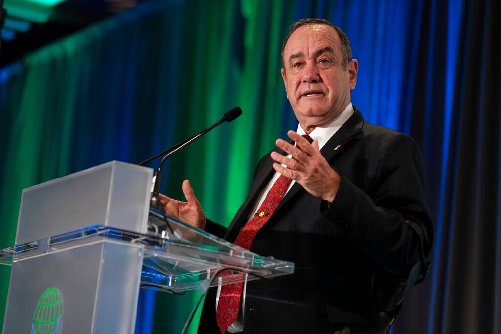 EEUU acusa de corrupción a expresidente de Guatemala Alejandro Giammattei y le prohíbe la entrada al país