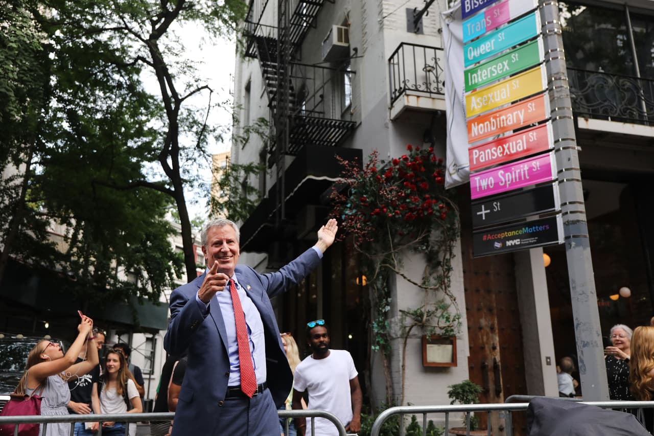 Otro que se sumó a la conmemoración fue el alcade 
<a href="https://www.univision.com/temas/bill-de-blasio">Bill de Blasio</a>, que en esta imagen muestra las múltiples definiciones de identidad de género y preferencia sexual.