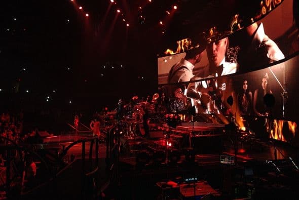 Con el US Airways completamente repleto, Pitbull y Enrique Iglesias hicieron retumbar el centro de Phoenix con un tremendo fiestón que duró más de 3 horas.En el concierto, estaban presentes celebridades como Jessica Cediel del Gordo y La Flaca y William Valdes de Despierta America, entre otros. Durante el show, los fans enloquecieron y corearon los éxitos de ambos artistas. Enrique Iglesias, hasta saltó del escenario para interactuar con su público y tomarse selfies con ellos.