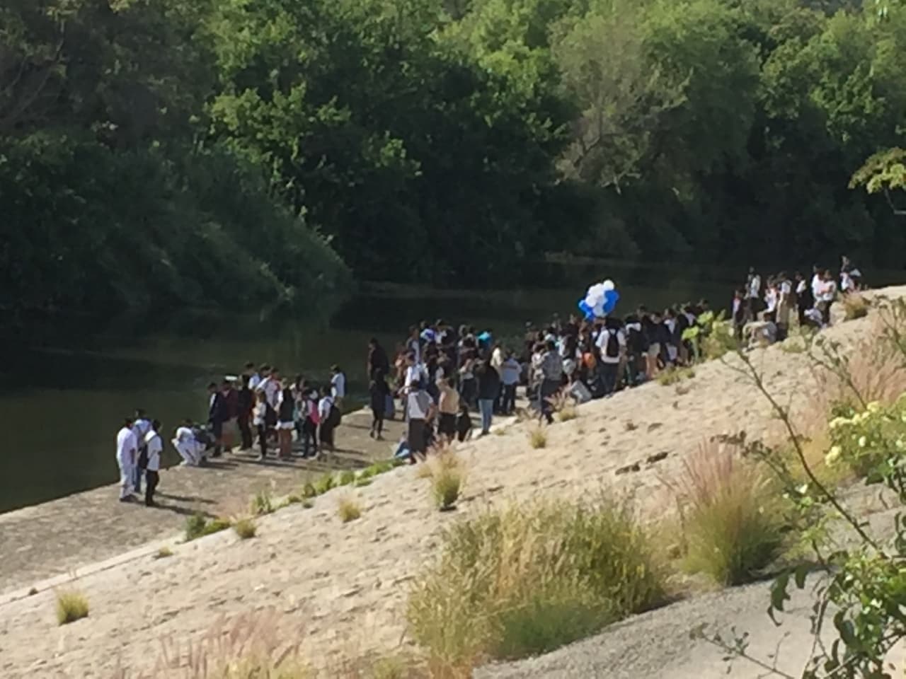 Decenas de personas recuerdan a Carlos y a Gustavo, fallecidos en el río.