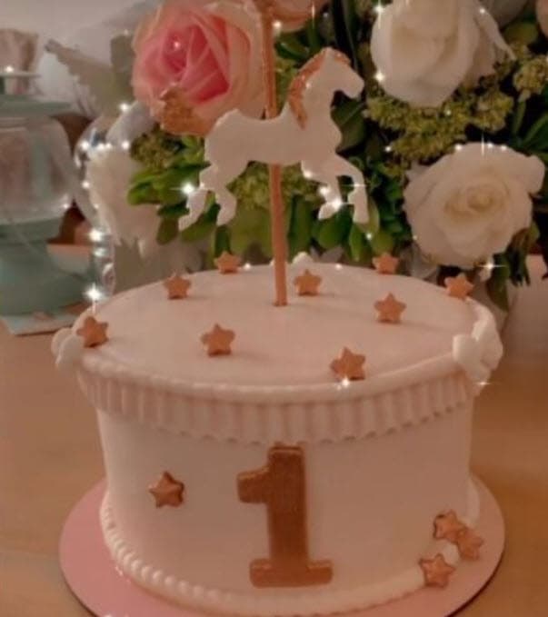 Dulce María también compartió algunos aspectos de la fiesta que le realizó a su hija con un pastel decorado de manera especial para María Paula. 
<br>