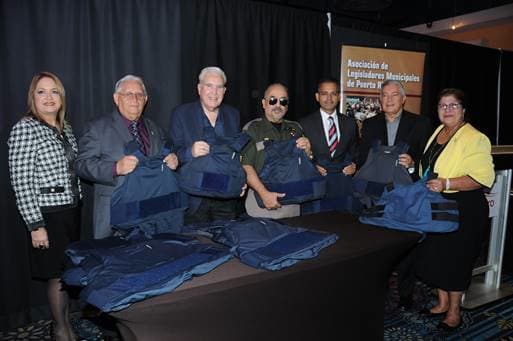 Willie Colón entregó 145 chalecos antibalas a policías municipales de P.Rico