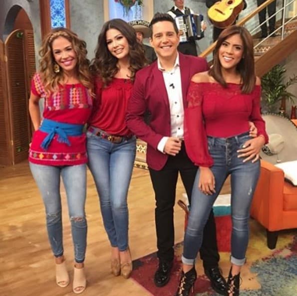 Despertamos llenos de entusiasmo y nos dio por vestir de rojo.