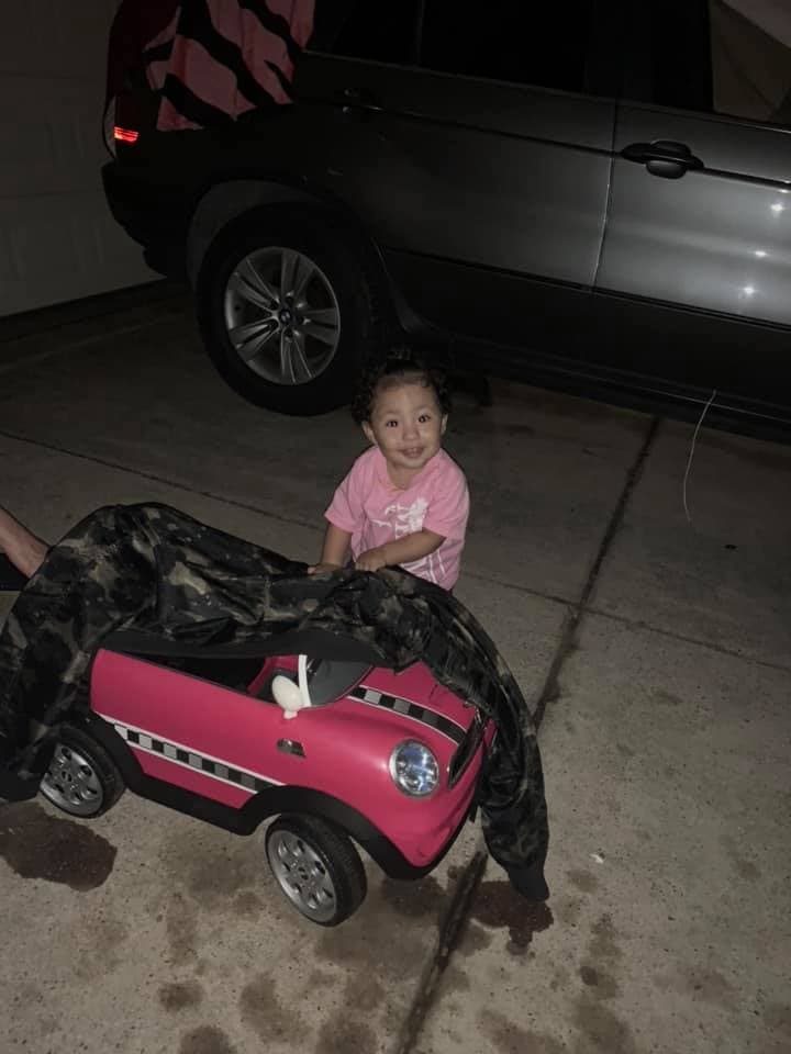 Brissy Márquez nos compartió la imagen de este niño quien también decidió proteger su auto ante el mal tiempo.