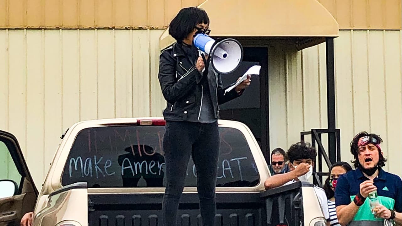 ¡Ya no permitiremos el abuso de inmigrantes!¡ni uno más!, dijo Alma Salazar, quien participó el domingo en la protesta a las afueras del centro de detención de Irwin.