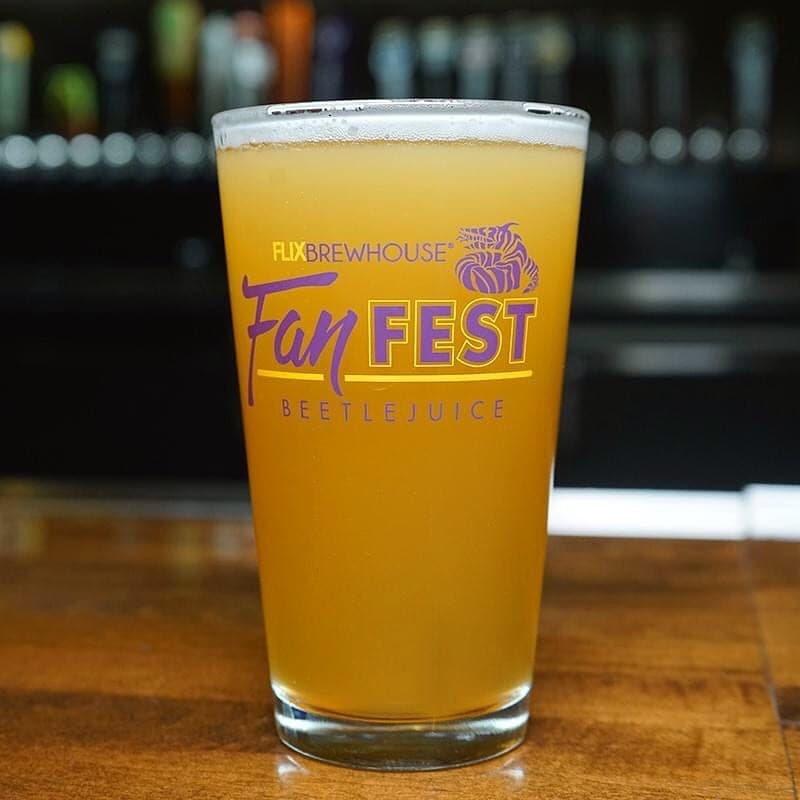 Flix Brewhouse es una cadena de cines que ofrece una variada carta de cervezas en sus proyecciones.