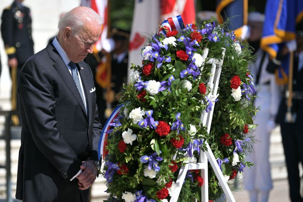 El presidente de los Estados Unidos, 
<b>Joe Biden, participó en el Memorial Day en Arlington, Virginia,</b> en un acto solemne frente a la Tumba del Soldado Desconocido del Cementerio Nacional de esa ciudad.