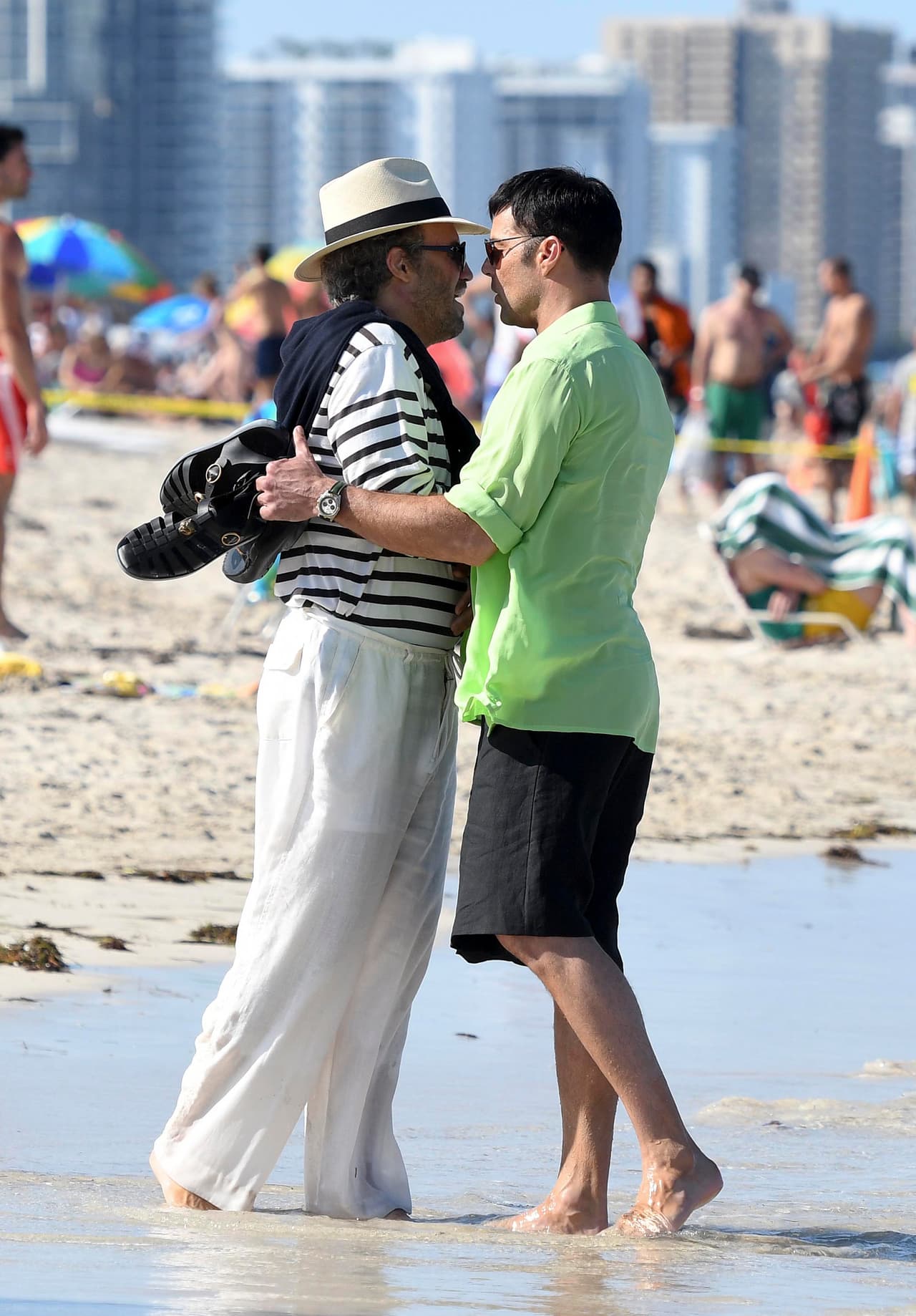 En las playas de Miami, Edgar Ramírez (izquierda) encarna a Gianni Versace y Ricky Martin a Antonio D'Amico, pareja del diseñador.