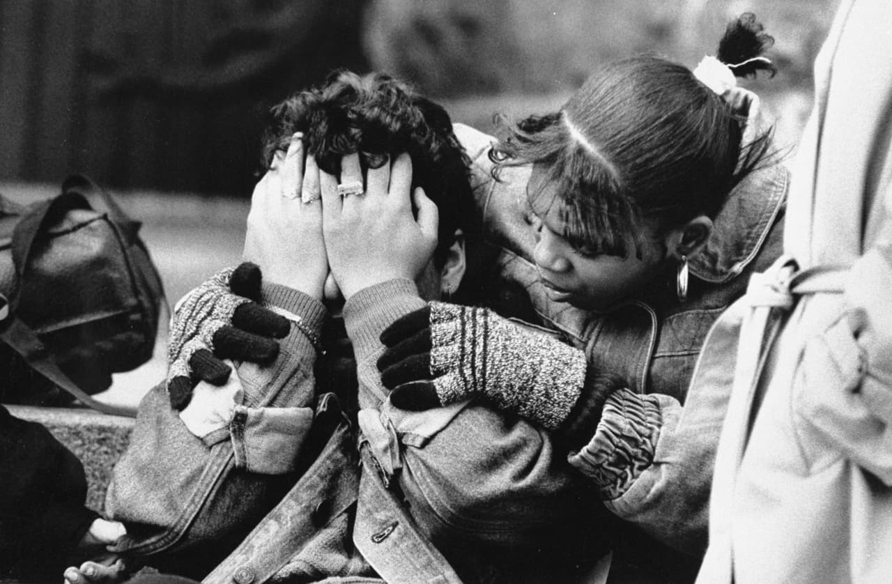 Familiares de las víctimas en la escena de la tragedia.