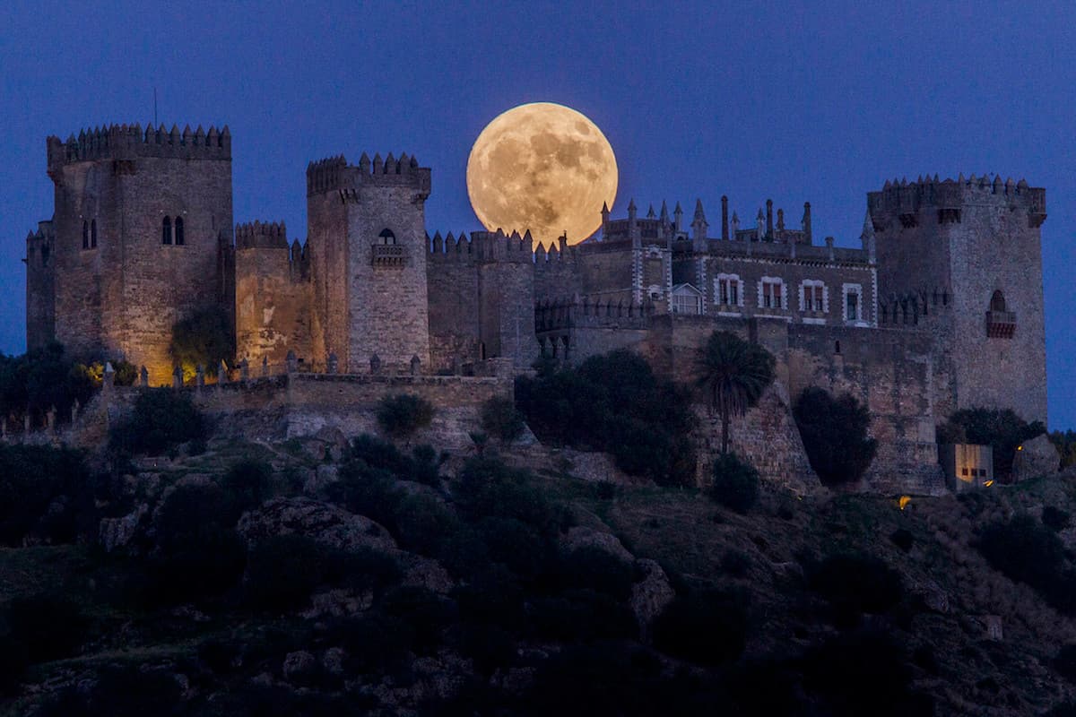 Impresionante vista de la superluna sobre Córdoba, en España