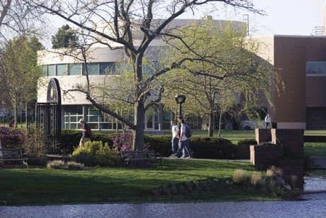 Bryant University, Smithfield, RI | Tasa admisiones: 77% | Costo promedio de un título: $171,612 | Salario promedio al graduarte: $52,800