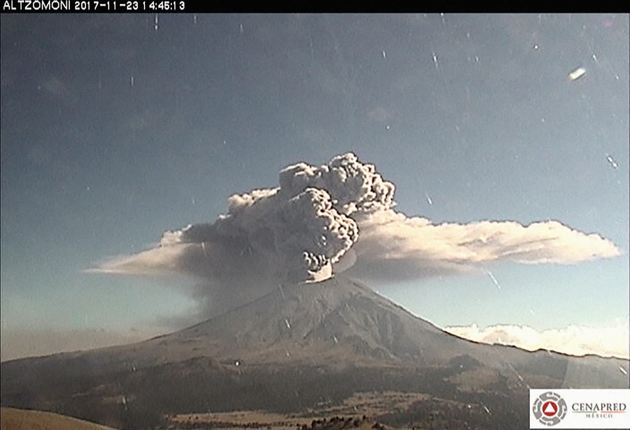 <b>23 de noviembre de 2017. “</b>En las últimas 24 horas, por medio de los sistemas de monitoreo del volcán Popocatépetl, se identificaron 188 exhalaciones de baja intensidad acompañadas de vapor de agua y gas. Adicionalmente fue registrada
<b>1 </b>explosión el día de ayer a las 11:20 h”.