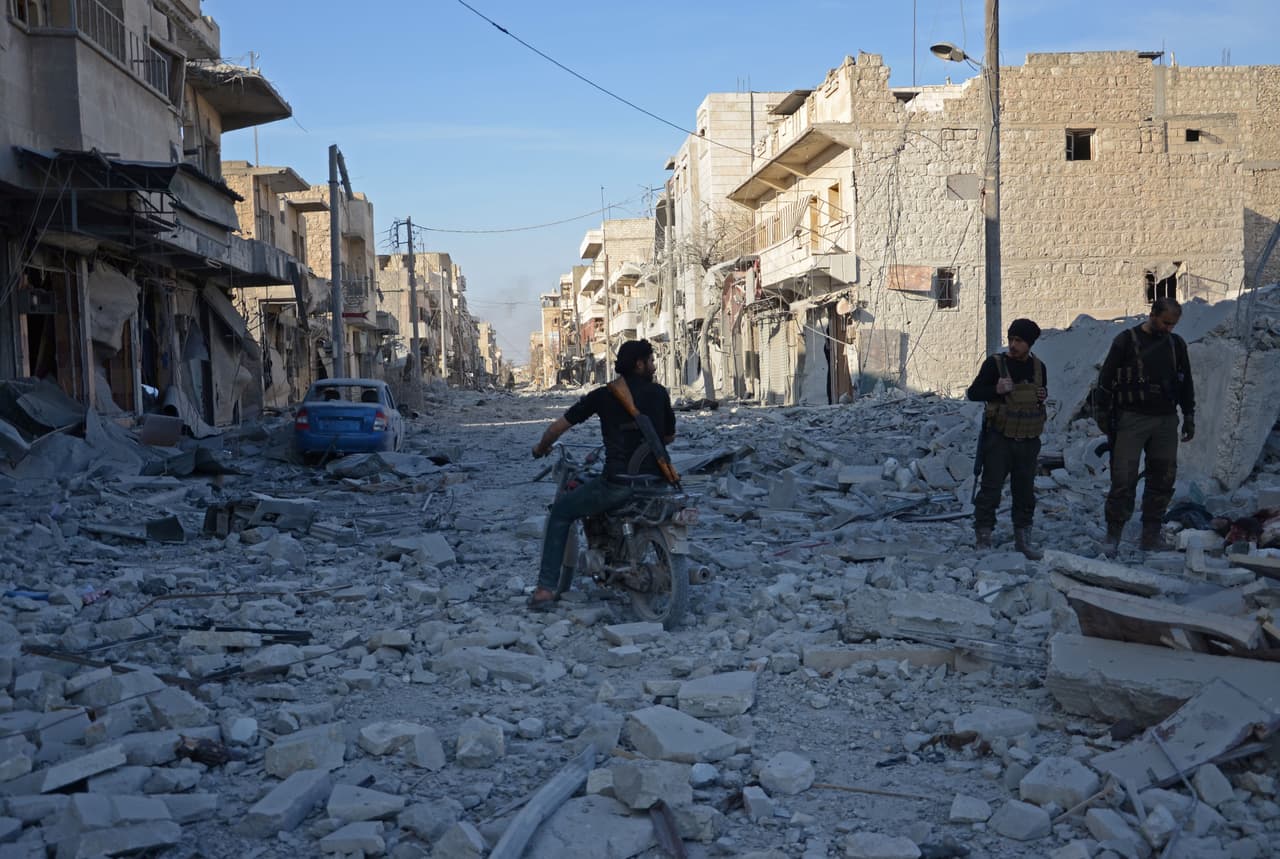 Ha habido sismos que han sacudido ciudades enteras hasta dejarlas en ruinas. Ha habido incendios que las han reducido a cenizas, por no hablar de las guerras, que han consumido a imponentes metrópolis y destrozado su historia.
<br>Fácil –y triste– es ver las secuelas de la guerra civil en Siria, en particular en Alepo (en la foto), ciudad que fuera alguna vez el núcleo del éxito comercial y de la preservación histórica del país, y preguntarse si la ciudad recuperará sus días de gloria. Informes, por otro lado, de los costos crecientes de la lenta recuperación de Katmandú tras el terremoto de 2015 en Nepal, y de la incesante lucha de Japón para reconstruir Tohoku después del tsunami de 2011 dibujan un macabro y desesperanzador cuadro sobre el futuro.