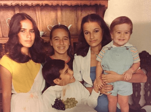 Es el menor de 5 hermanos, pero se considera uno de los consentidos.
<br>