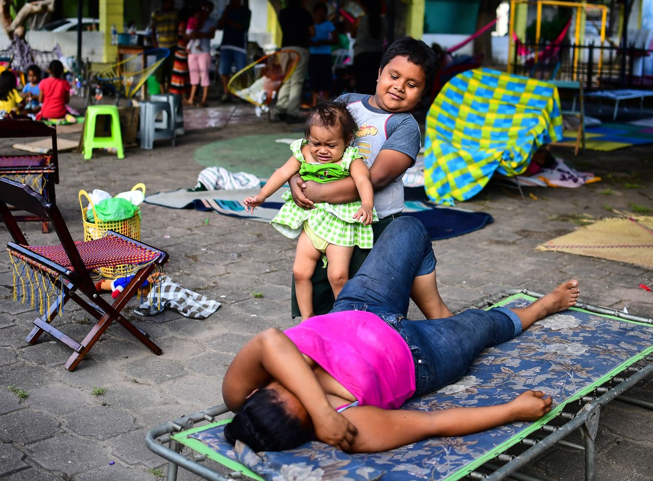 Un niño juega con su pequeña hermana dentro de un albergue en Juchitán.