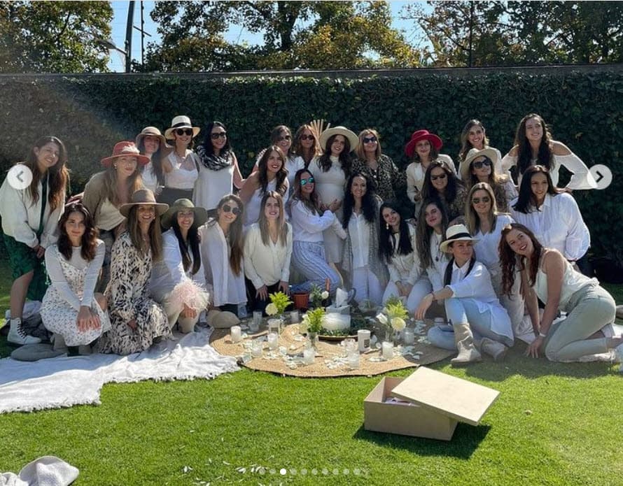 "¡Mis amigas y familia me hicieron sentir
<b> <a href="https://www.univision.com/famosos/claudia-alvarez-y-billy-rovzar-se-enamoraron-por-una-traicion-el-fue-todo-un-caballero-video" target="_blank">la mujer más amada</a> </b>del mundo!", admitió. 
<br>