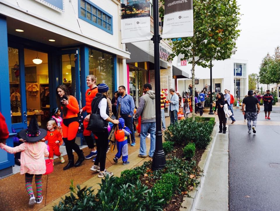 <b>Evento</b>: Trick-or-Treating at Avalon
<br>
<b>Fecha</b>: 28 de octubre
<br>
<b>Lugar</b>: 
<a href="https://maps.app.goo.gl/iEh8t9WeT2qzDqMK6">Avalon. 400 Avalon Blvd. Alpharetta, GA. 30009</a>
<br>
<b>Sitio web</b>: 
<a href="https://experienceavalon.com/events/trick-or-treating/">https://experienceavalon.com/events/trick-or-treating/</a> 
<br>
<br>Visita Concierge para recoger tu mapa de Trick or Treating y visita a los minoristas participantes que entregarán dulces y golosinas a los niños. Cada ubicación se indicará con una calcomanía en la ventana y también se colocará en el mapa. Una vez que hayas recogido todos tus dulces, deja tu mapa completo en Concierge para participar y ganar un paquete de premios de diversión familiar del centro comercial.