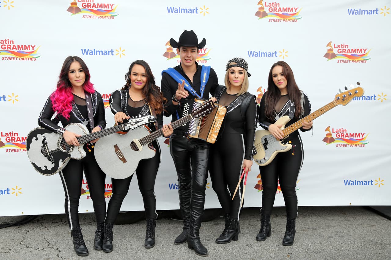 Miles cantaron y bailaron a ritmo banda, norteña, cumbia, hip-hop y rap