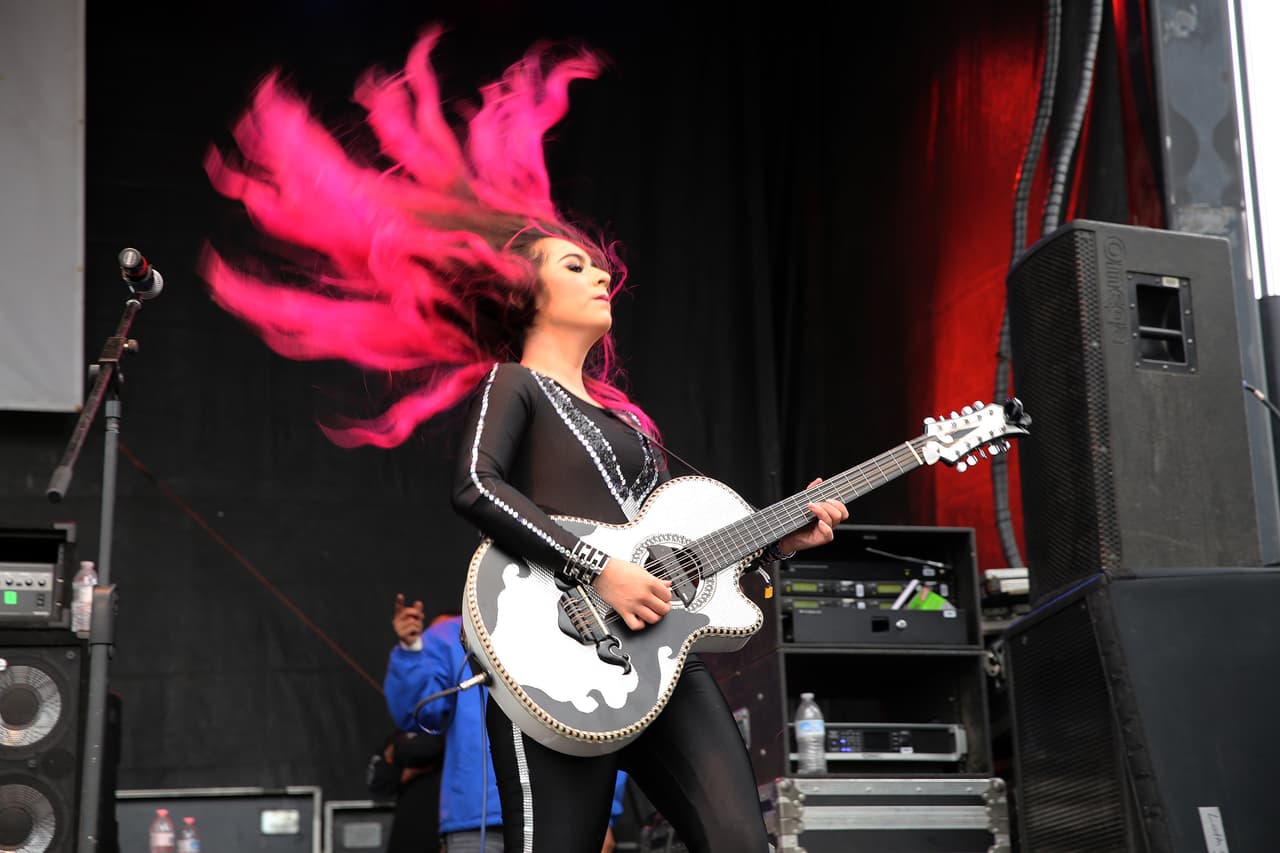 Miles cantaron y bailaron a ritmo banda, norteña, cumbia, hip-hop y rap