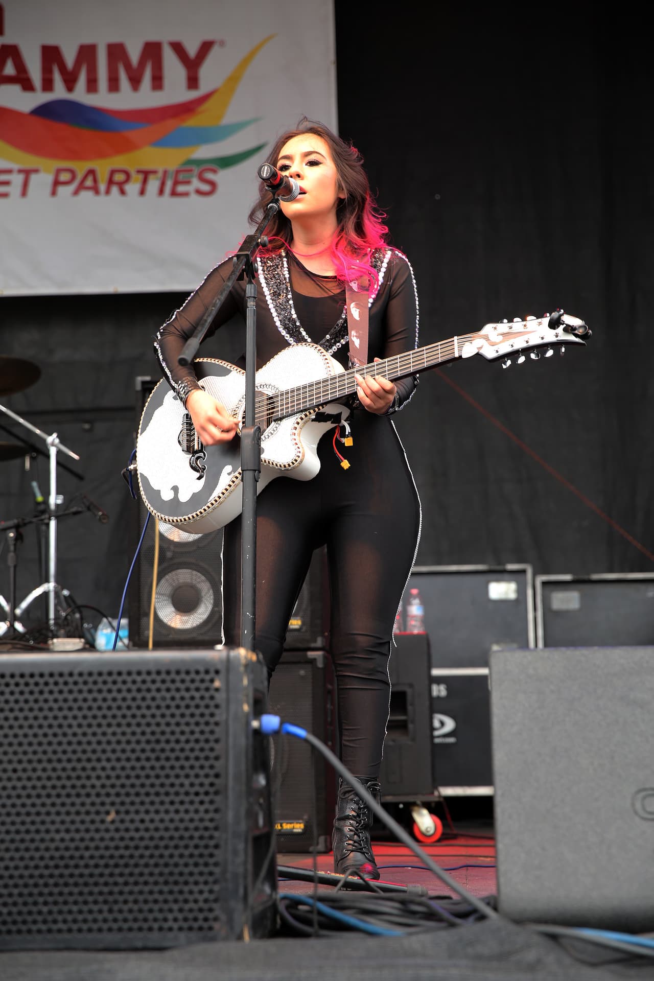 Miles cantaron y bailaron a ritmo banda, norteña, cumbia, hip-hop y rap