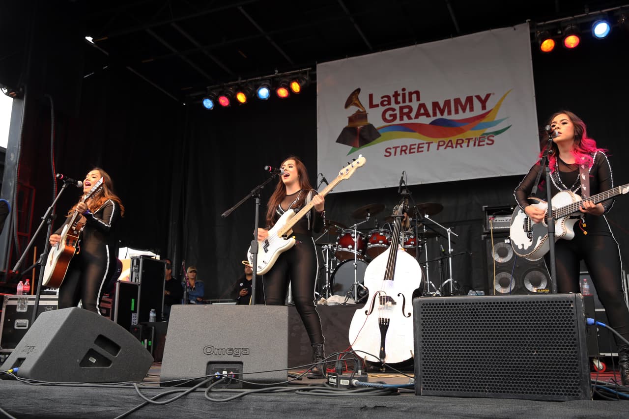 Miles cantaron y bailaron a ritmo banda, norteña, cumbia, hip-hop y rap