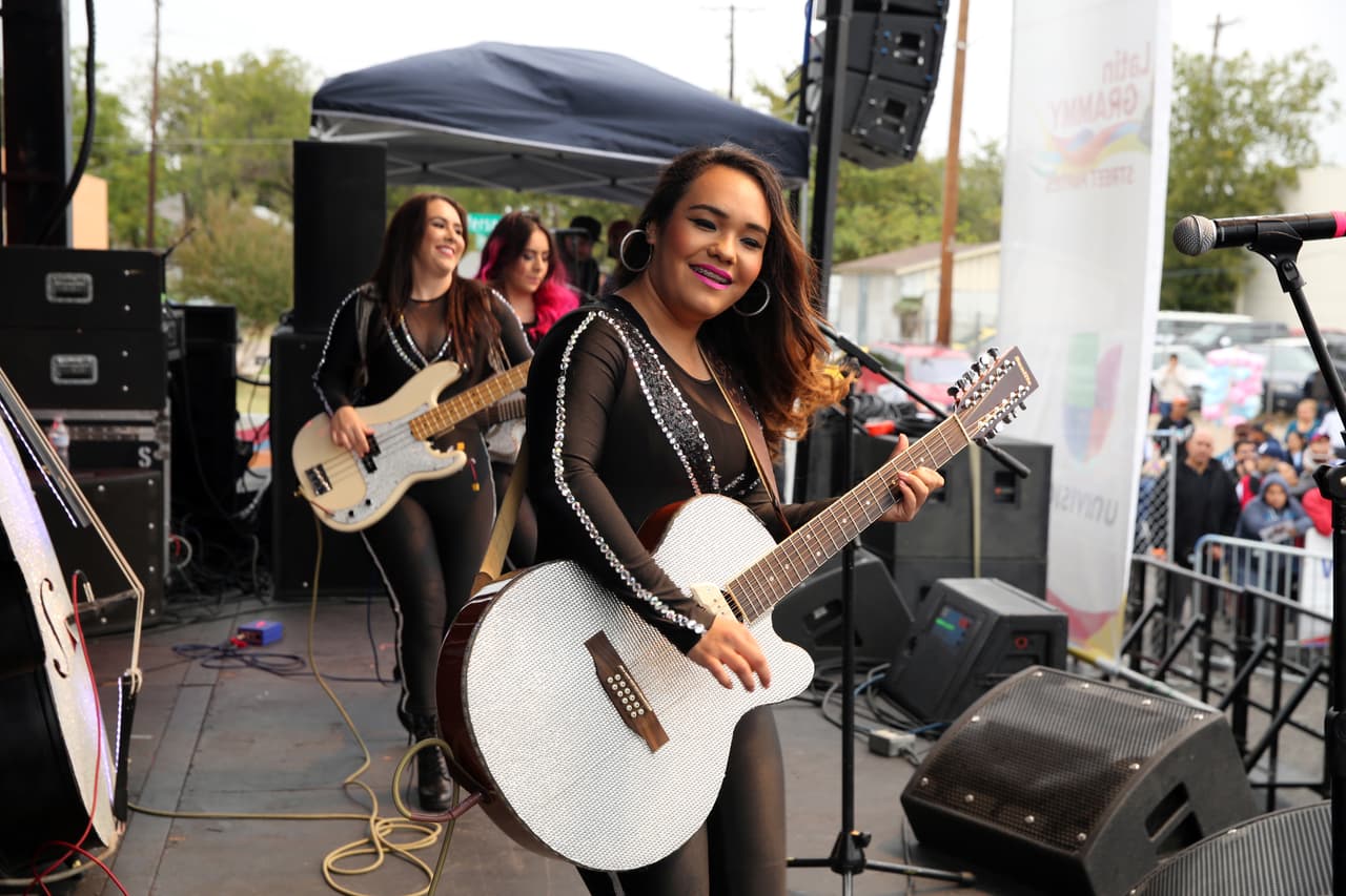 Miles cantaron y bailaron a ritmo banda, norteña, cumbia, hip-hop y rap