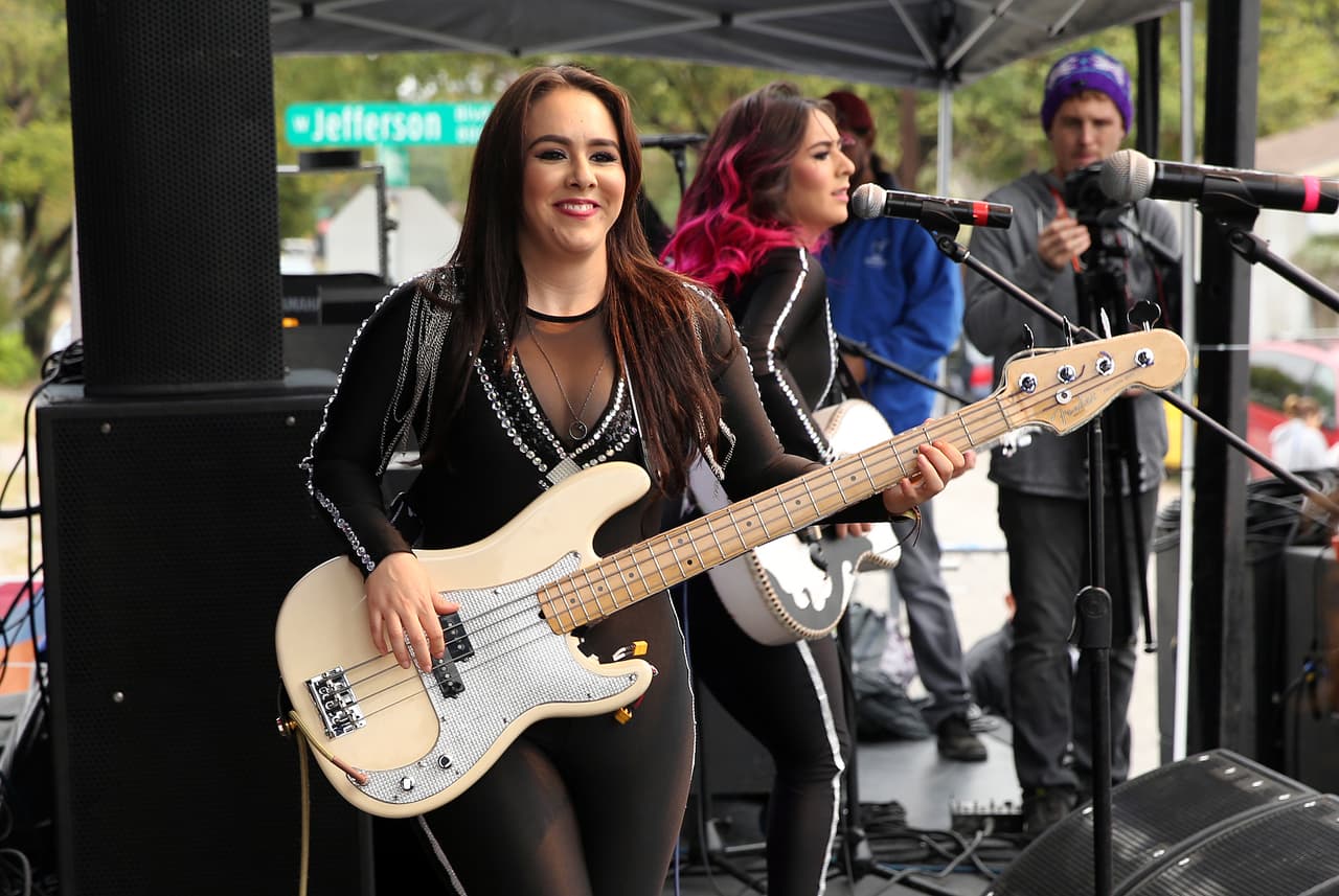 Miles cantaron y bailaron a ritmo banda, norteña, cumbia, hip-hop y rap