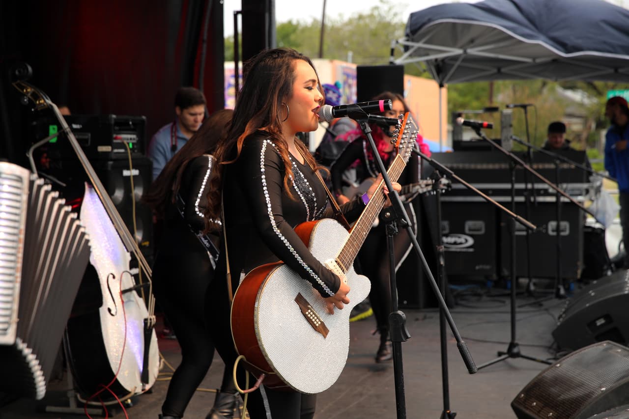 Miles cantaron y bailaron a ritmo banda, norteña, cumbia, hip-hop y rap