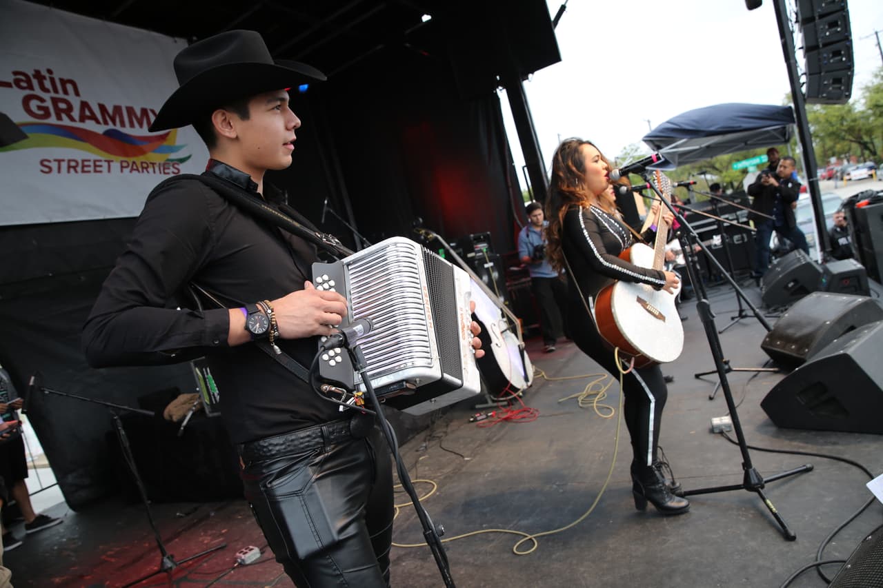 Miles cantaron y bailaron a ritmo banda, norteña, cumbia, hip-hop y rap