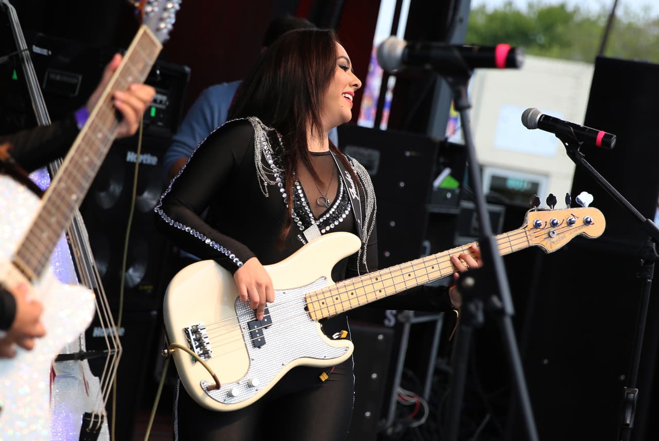 Miles cantaron y bailaron a ritmo banda, norteña, cumbia, hip-hop y rap