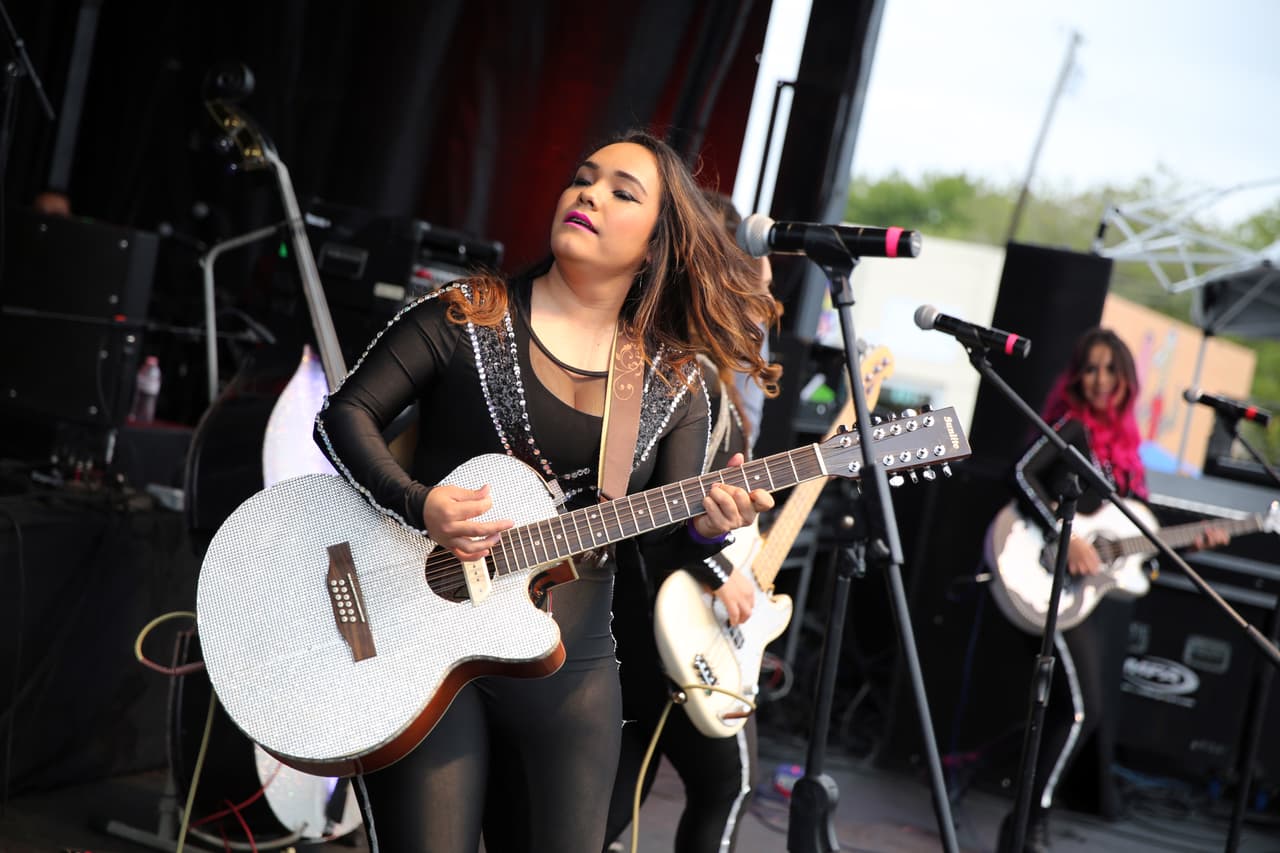 Miles cantaron y bailaron a ritmo banda, norteña, cumbia, hip-hop y rap