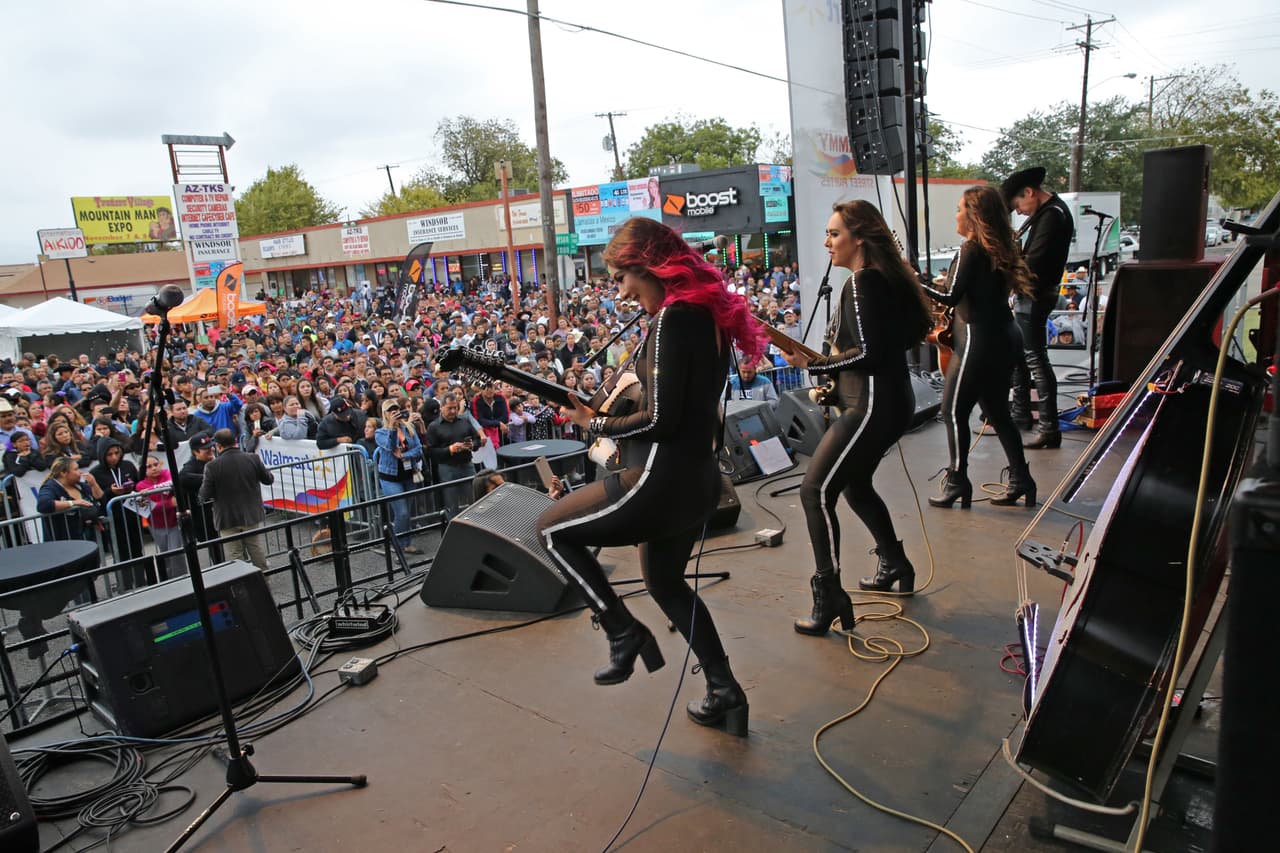 Miles cantaron y bailaron a ritmo banda, norteña, cumbia, hip-hop y rap