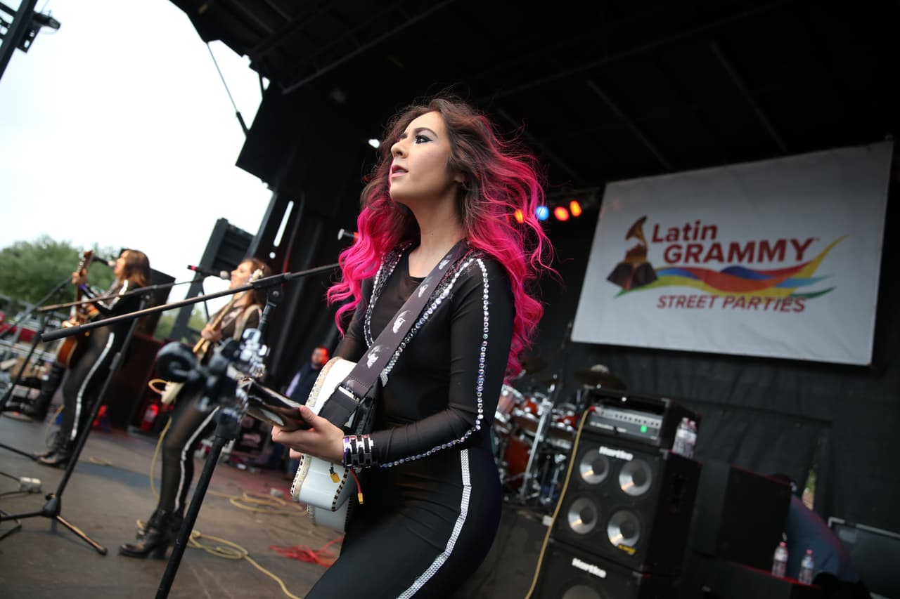 Miles cantaron y bailaron a ritmo banda, norteña, cumbia, hip-hop y rap