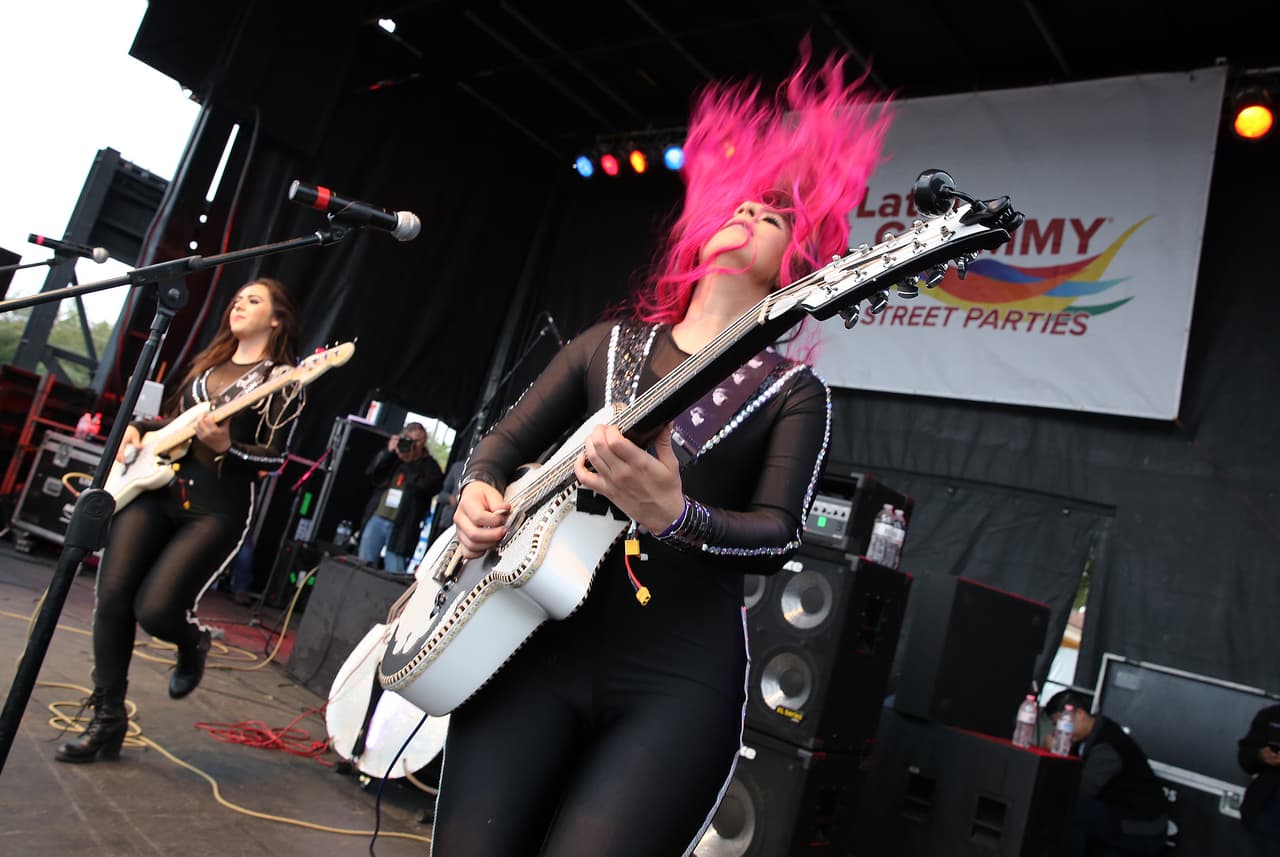 Miles cantaron y bailaron a ritmo banda, norteña, cumbia, hip-hop y rap