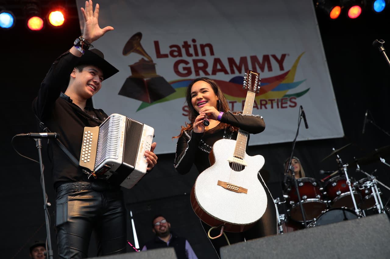 Miles cantaron y bailaron a ritmo banda, norteña, cumbia, hip-hop y rap