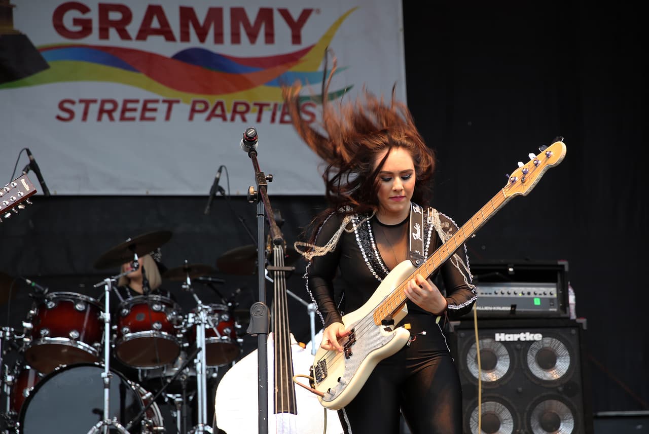 Miles cantaron y bailaron a ritmo banda, norteña, cumbia, hip-hop y rap