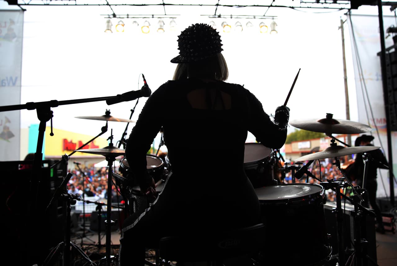 Miles cantaron y bailaron a ritmo banda, norteña, cumbia, hip-hop y rap