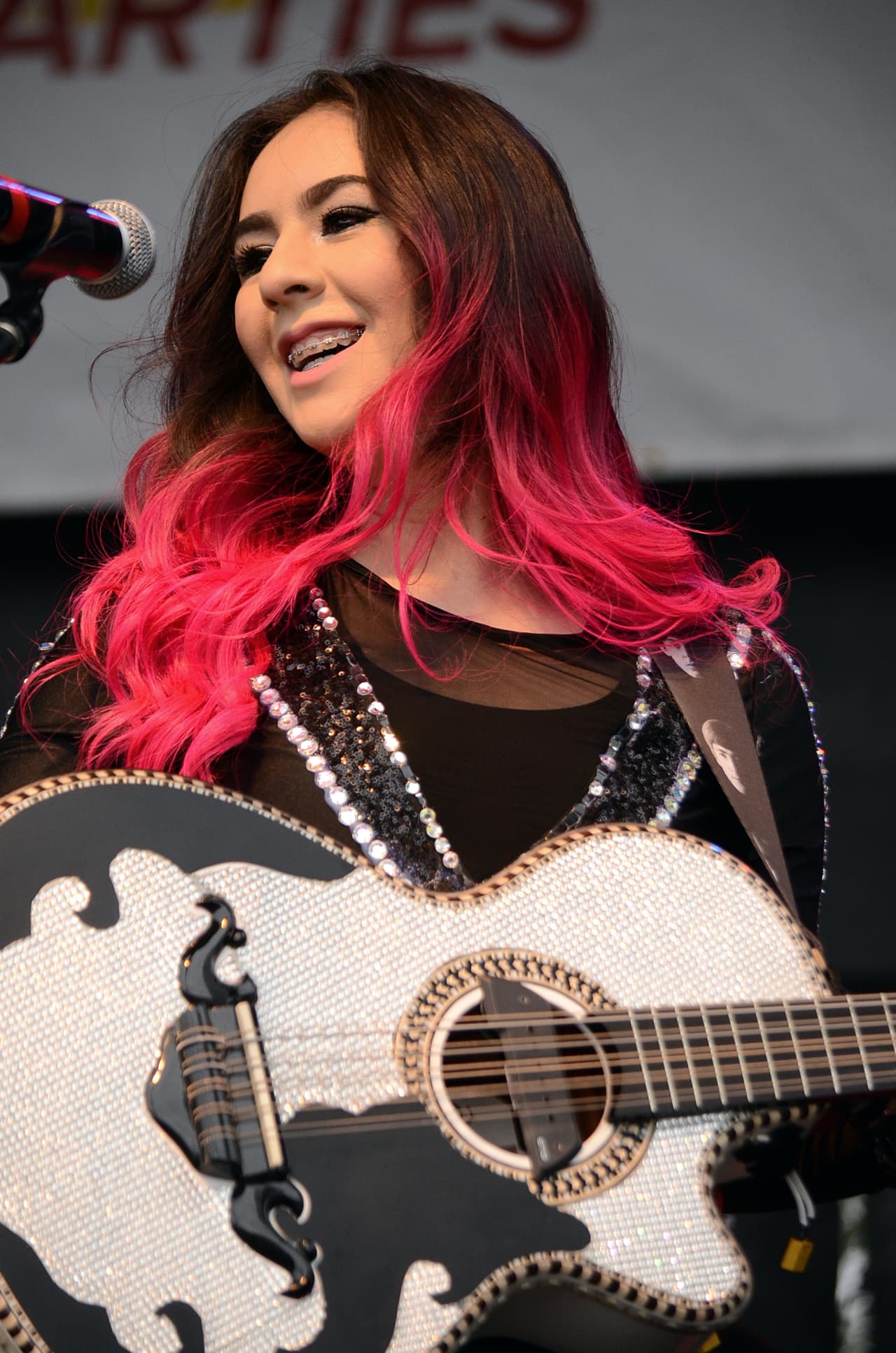 Miles cantaron y bailaron a ritmo banda, norteña, cumbia, hip-hop y rap