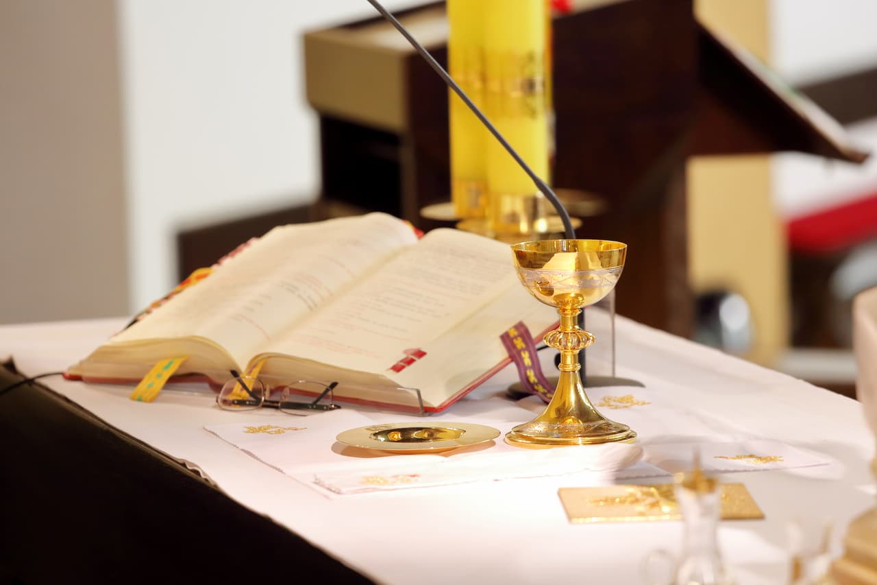 Graban video sexual en el altar de una iglesia: lo 'limpiaron' con agua bendita