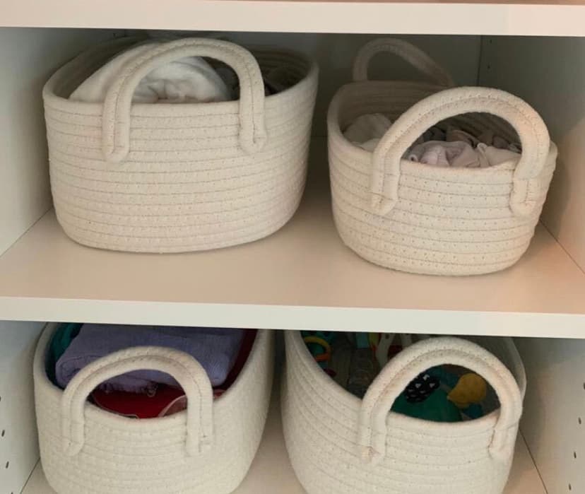 Parte de la ropa para la bebé ya está lista y en su lugar para cuando llegue a su nueva habitaci´ón. Está 
<b>dentro de unas canastas sutiles respetando el estilo de la mexicana.</b> Hasta el momento Michelle no sabe si su familia podrá viajar para estar en el momento del parto debido a la pandemia del 
<a href="https://www.univision.com/temas/coronavirus">coronavirus</a>, aunque el doctor ha decidido que Fernando entrar para recibirla.