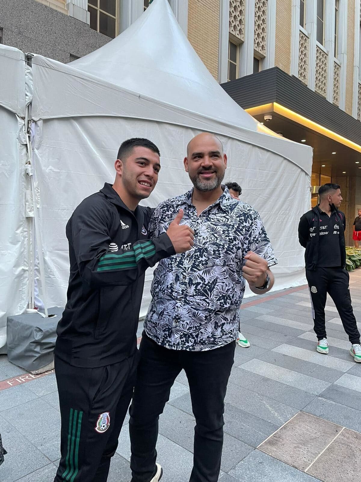 Mientras que
<b>El Pelón</b> posó junto a
<b>Erik Lira</b> tras bambalinas.