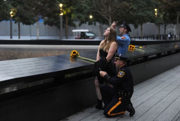 La ceremonia para conmemorar el decimotercer aniversario del 11 de septiembre de 2001 con la que los neoyorquinos recuerdan a las casi 3,000 víctimas de los atentados de esa fecha contra Estados Unidos, arrancó en el Memorial del 9/11. Líderes políticos, familiares de las víctimas y agentes de orden participaron en la ceremonia en la cual los nombres de cada víctima fueron leídos.