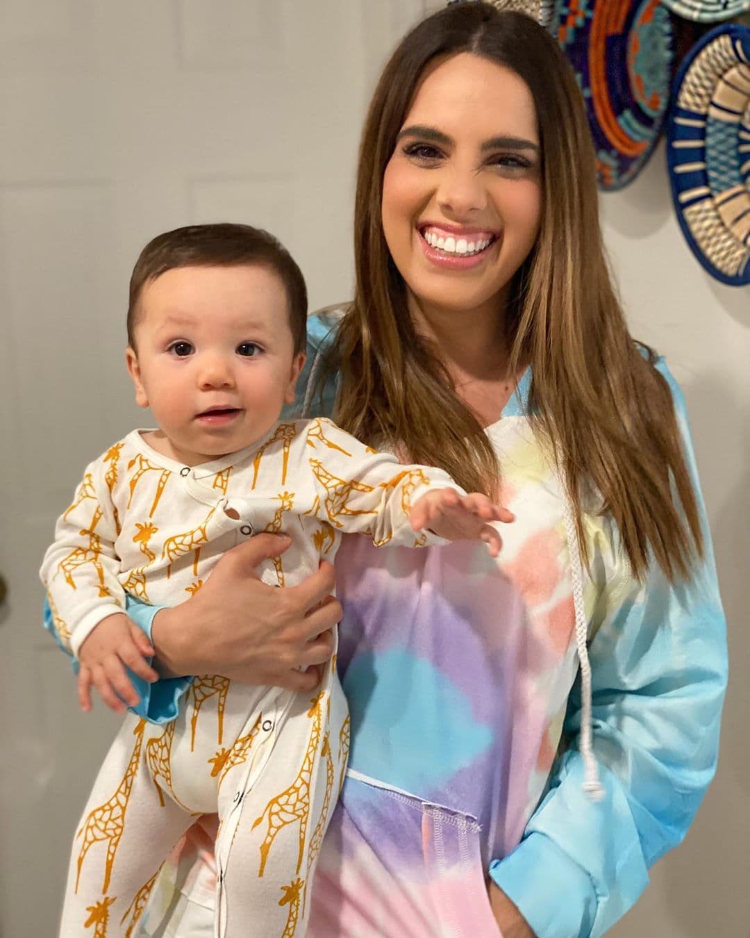 La experta en moda de Despierta América también muestra su estilo en casa. ¿Qué tal este look para una divertida fiesta en pijamas con su pequeño tesoro?